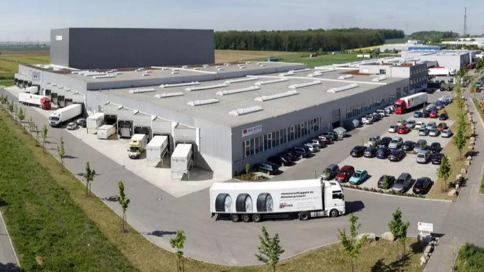 E-Commerce-Komplettlösung: Auf über 53.000 Quadratmetern Logistikfläche werden Waren gelagert, kommissioniert und versendet.