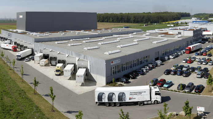 Fulfillment-Anbieter im Vergleich: Modernes Fulfillment-Lager der IDEAL GROUP mit übersichtlicher Lagerhaltung und kommissionierten Bestellungen