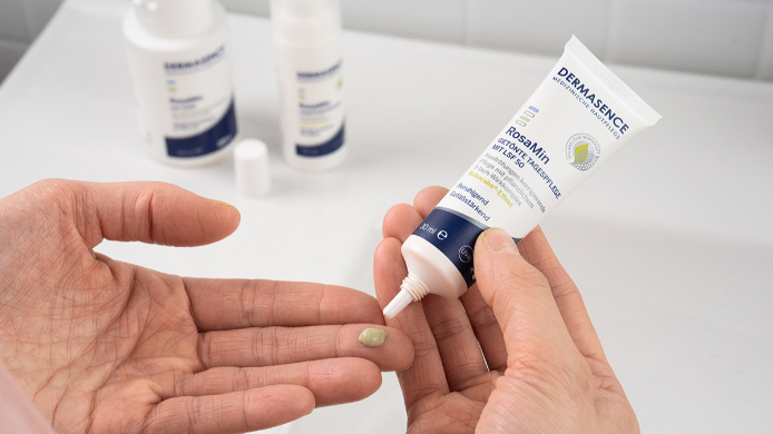 Rosacea: Die DERMASENCE RosaMin Getönte Tagespflege mittel mit LSF 50 in der Anwendung